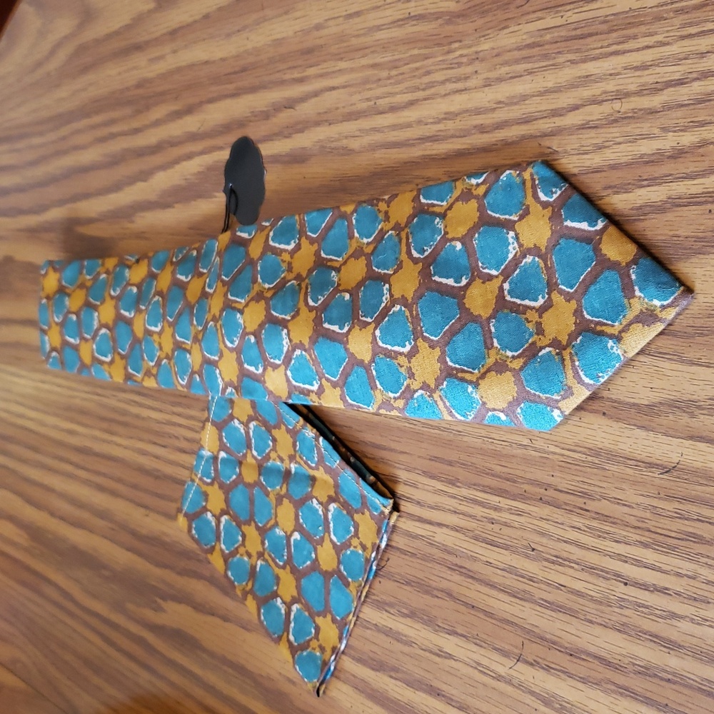 Elegant Honeycomb Patterned Tie in Blue and Gold